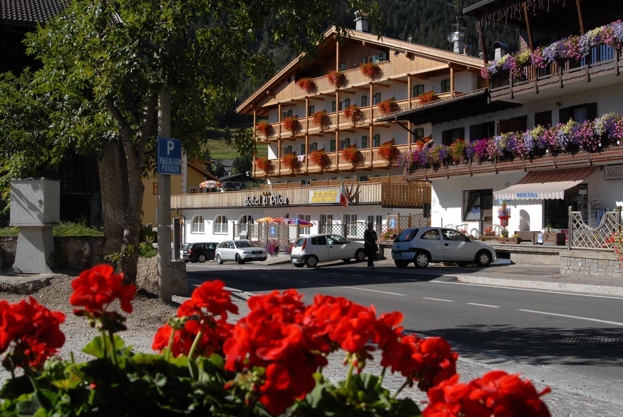 Hotel El Pilon Pozza di Fassa Esterno foto