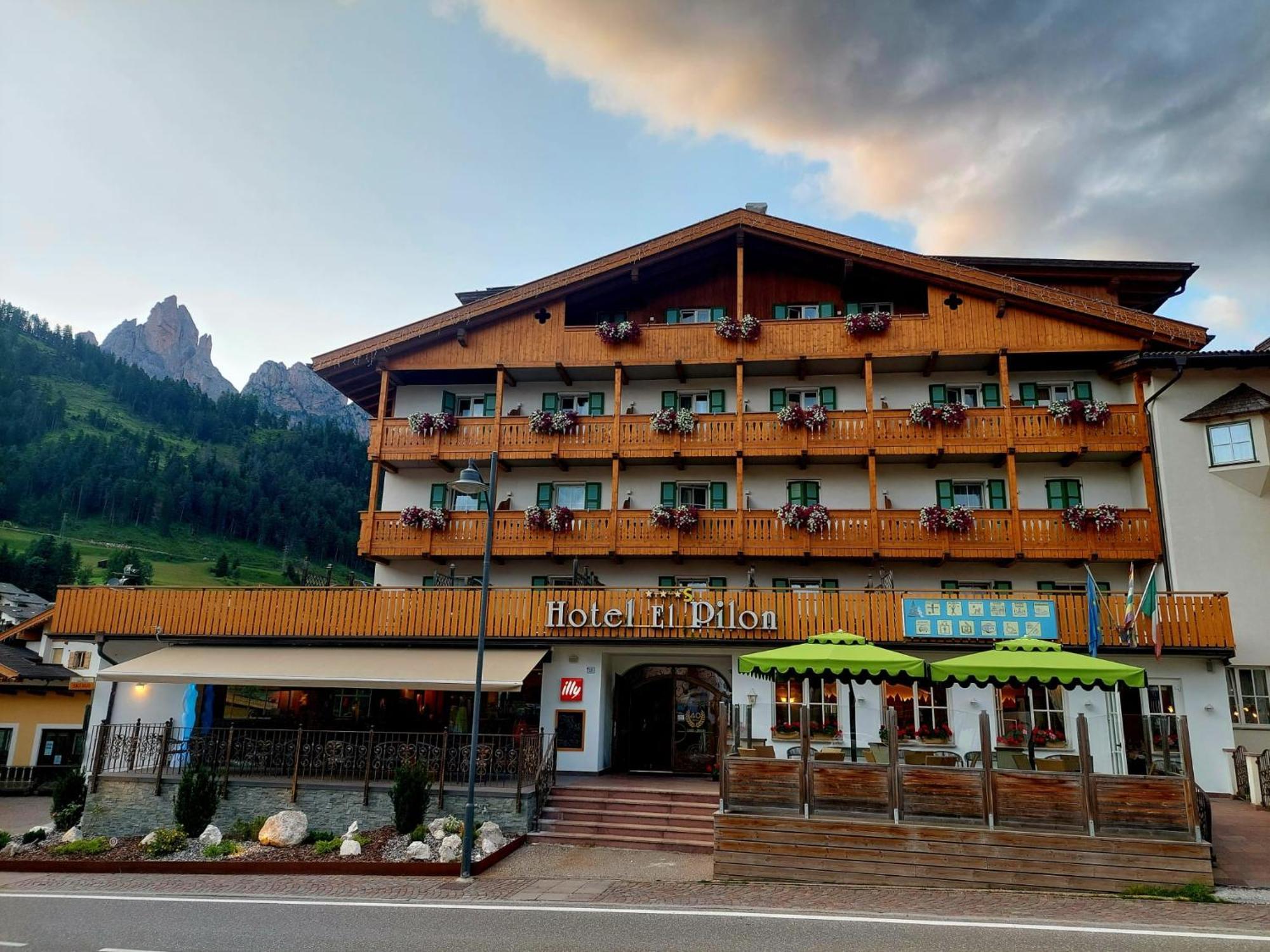 Hotel El Pilon Pozza di Fassa Esterno foto